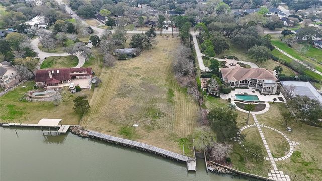 205 Lakeshore Drive, Seabrook, TX 77586