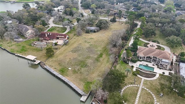 205 Lakeshore Drive, Seabrook, TX 77586