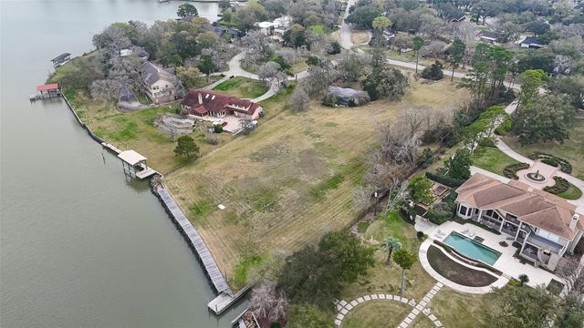 205 Lakeshore Drive, Seabrook, TX 77586