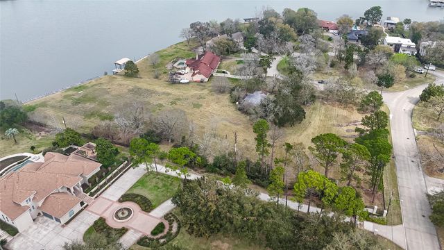 205 Lakeshore Drive, Seabrook, TX 77586