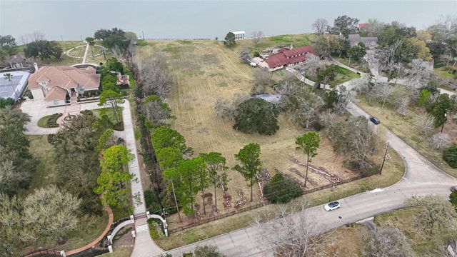 205 Lakeshore Drive, Seabrook, TX 77586