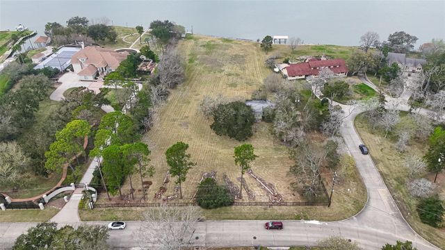 205 Lakeshore Drive, Seabrook, TX 77586