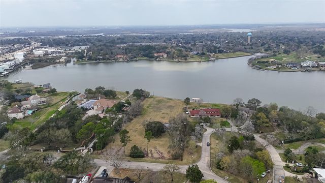 205 Lakeshore Drive, Seabrook, TX 77586