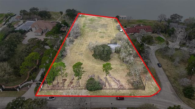 205 Lakeshore Drive, Seabrook, TX 77586