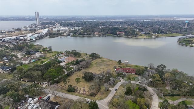 205 Lakeshore Drive, Seabrook, TX 77586