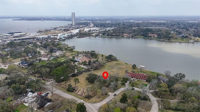 205 Lakeshore Drive, Seabrook, TX 77586