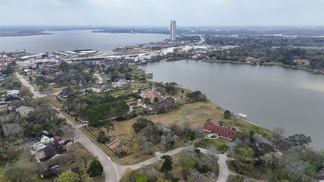 205 Lakeshore Drive, Seabrook, TX 77586