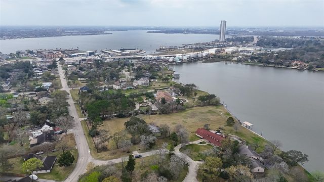 205 Lakeshore Drive, Seabrook, TX 77586