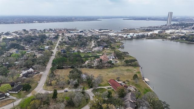205 Lakeshore Drive, Seabrook, TX 77586
