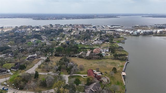 205 Lakeshore Drive, Seabrook, TX 77586
