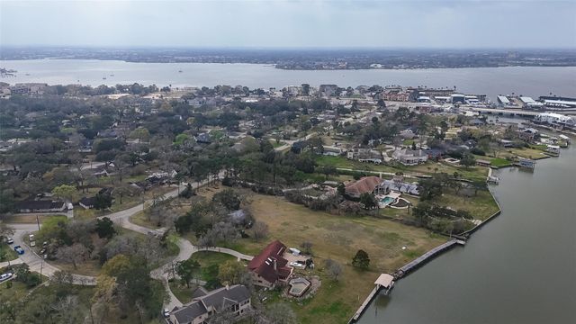 205 Lakeshore Drive, Seabrook, TX 77586