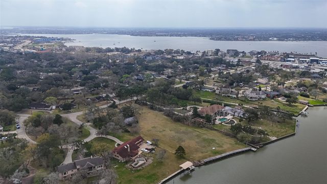 205 Lakeshore Drive, Seabrook, TX 77586