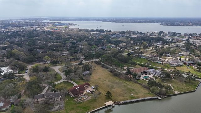 205 Lakeshore Drive, Seabrook, TX 77586