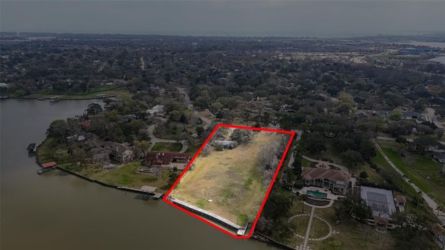 205 Lakeshore Drive, Seabrook, TX 77586