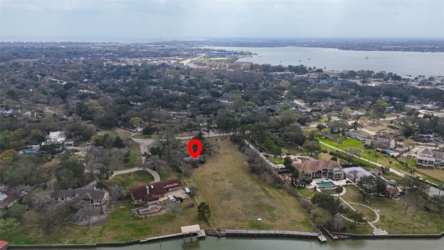 205 Lakeshore Drive, Seabrook, TX 77586