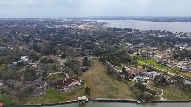 205 Lakeshore Drive, Seabrook, TX 77586