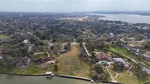 205 Lakeshore Drive, Seabrook, TX 77586