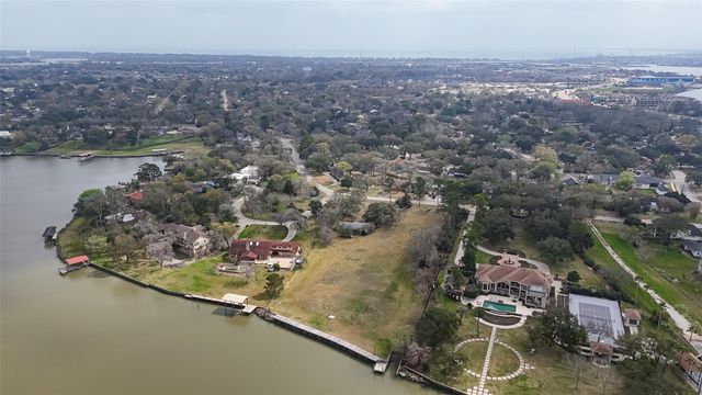 205 Lakeshore Drive, Seabrook, TX 77586