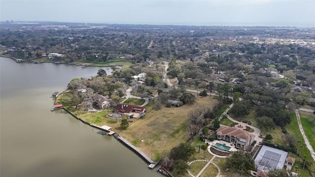 205 Lakeshore Drive, Seabrook, TX 77586