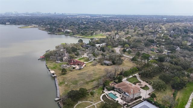 205 Lakeshore Drive, Seabrook, TX 77586