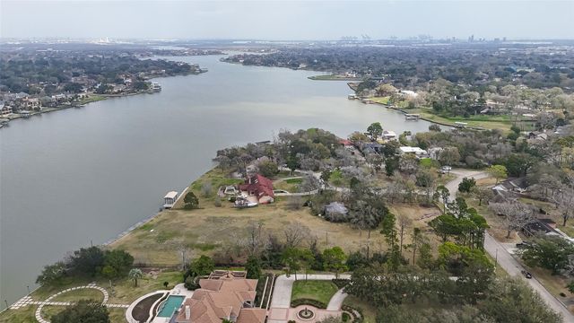 205 Lakeshore Drive, Seabrook, TX 77586