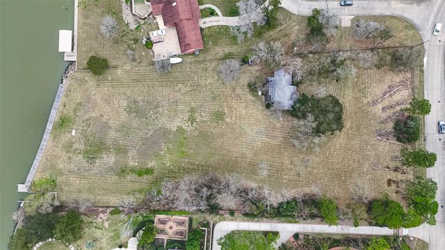 205 Lakeshore Drive, Seabrook, TX 77586