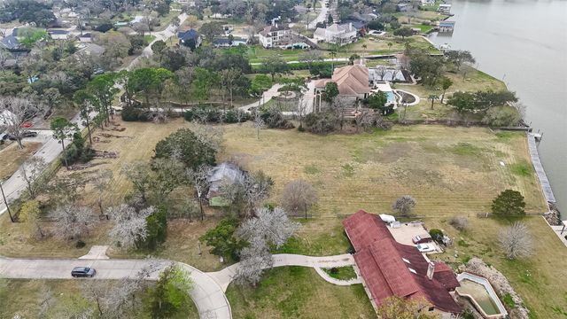 205 Lakeshore Drive, Seabrook, TX 77586