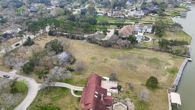 205 Lakeshore Drive, Seabrook, TX 77586