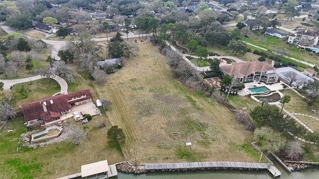 205 Lakeshore Drive, Seabrook, TX 77586
