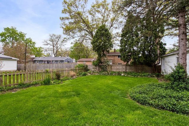 1324 Golf Avenue, Highland Park, IL 60035