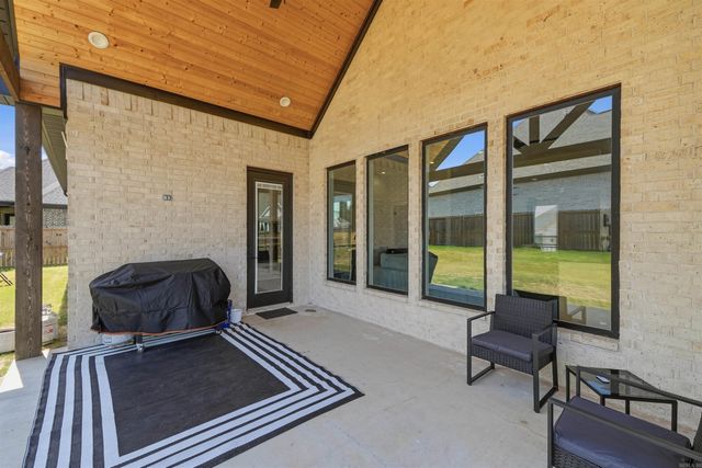 6070 Majestic Waters Drive, Benton, AR 72019