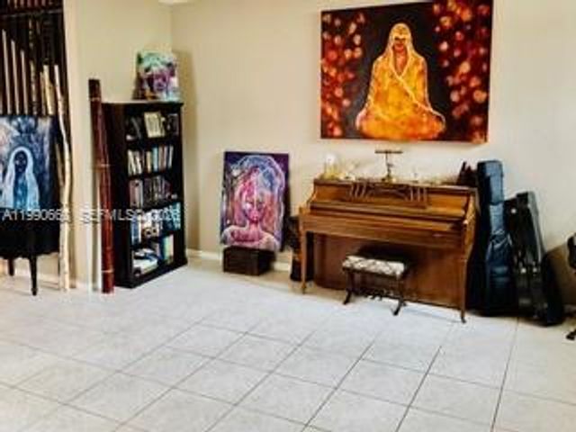 1040 NW 185th Ave, Pembroke Pines, FL 33029