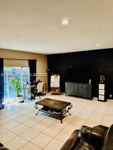 1040 NW 185th Ave, Pembroke Pines, FL 33029