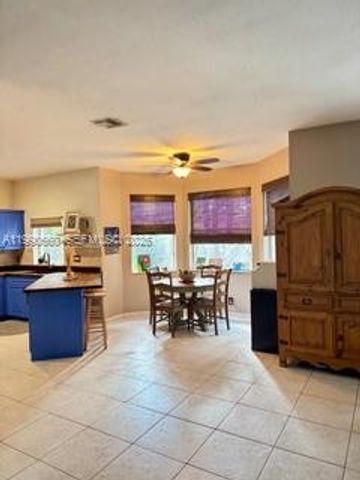 1040 NW 185th Ave, Pembroke Pines, FL 33029