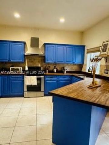 1040 NW 185th Ave, Pembroke Pines, FL 33029