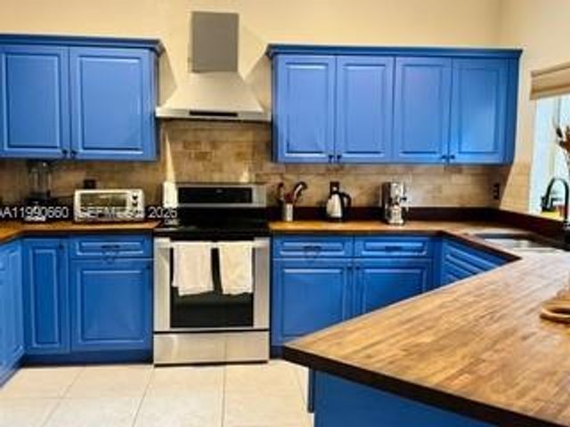 1040 NW 185th Ave, Pembroke Pines, FL 33029