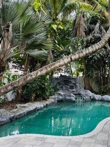 1040 NW 185th Ave, Pembroke Pines, FL 33029