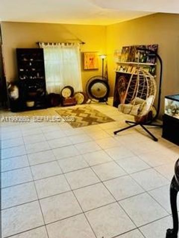 1040 NW 185th Ave, Pembroke Pines, FL 33029