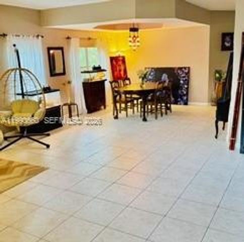 1040 NW 185th Ave, Pembroke Pines, FL 33029