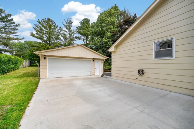 9701 Monroe Court, Urbandale, IA 50322