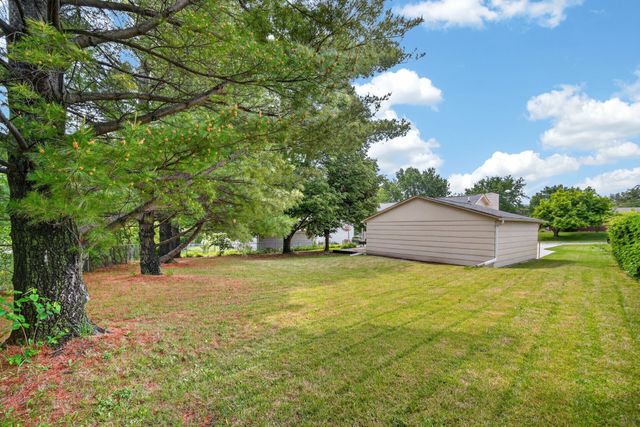 9701 Monroe Court, Urbandale, IA 50322