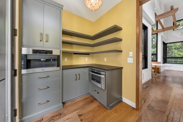 2246 Shelter Pointe Drive, Kalamazoo, MI 49008
