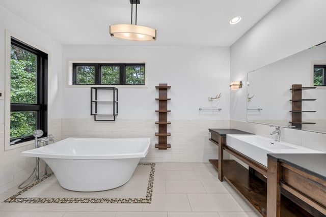 2246 Shelter Pointe Drive, Kalamazoo, MI 49008