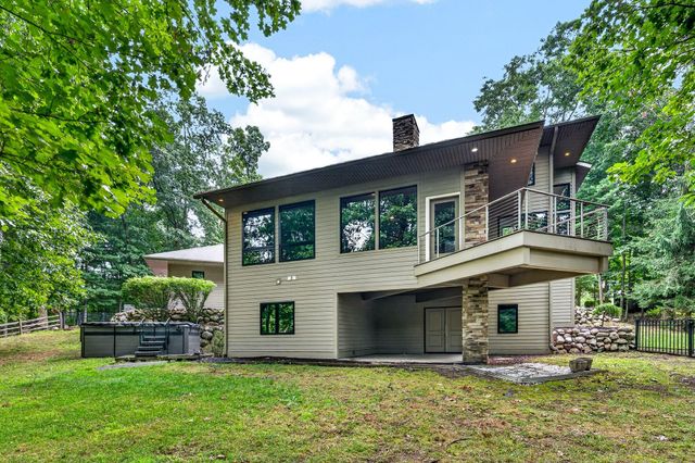 2246 Shelter Pointe Drive, Kalamazoo, MI 49008