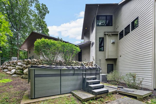2246 Shelter Pointe Drive, Kalamazoo, MI 49008