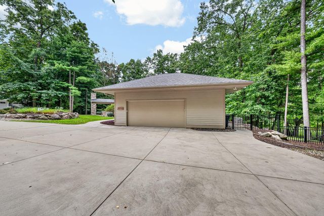 2246 Shelter Pointe Drive, Kalamazoo, MI 49008