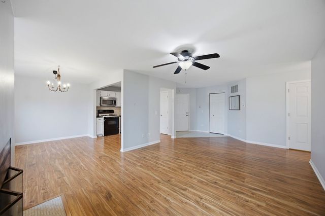 66 Beechmont Court Z1, Schaumburg, IL 60193