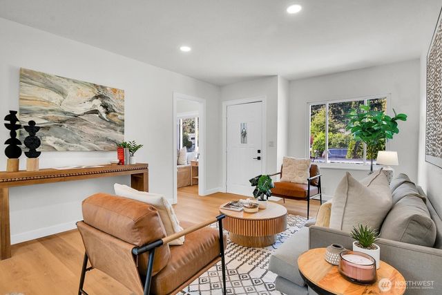 305 NW 7th Street, Renton, WA 98057