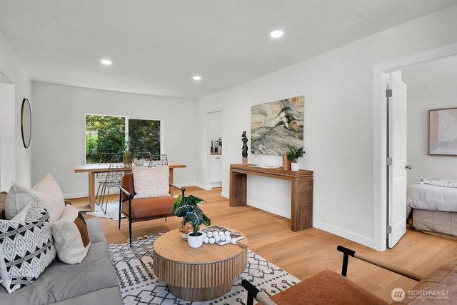 305 NW 7th Street, Renton, WA 98057