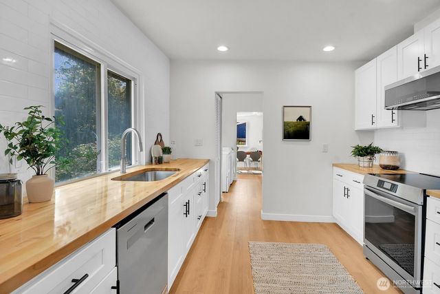 305 NW 7th Street, Renton, WA 98057